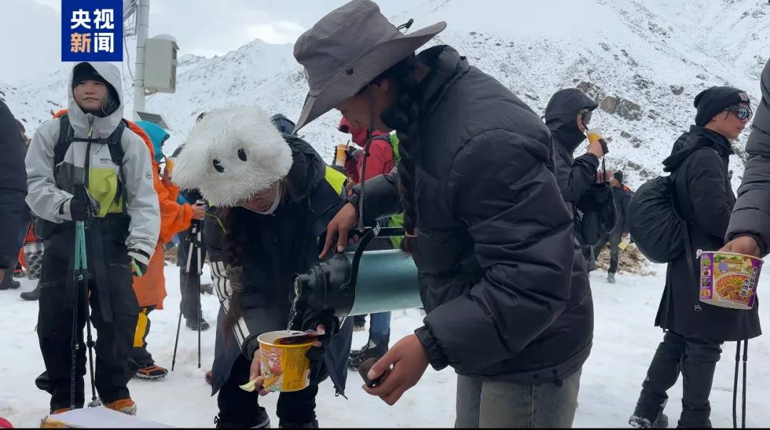 珠峰景区游客被困最新进展：已有350名游客获救<strong></p>
<p>香港赛冯资讯</strong>，其余200多名游客已全部取得联系