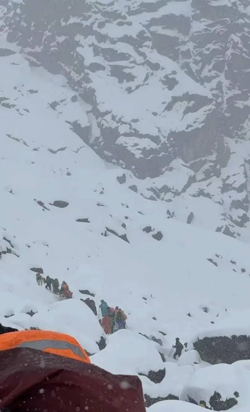 珠峰景区游客被困最新进展：已有350名游客获救<strong></p>
<p>香港赛冯资讯</strong>，其余200多名游客已全部取得联系