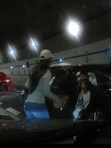 广州一男孩跪地拦车救母感动全网<strong></p>
<p>香港赛冯资讯</strong>，妈妈回应：哭着看完视频，“没有想到孩子这么爱我”