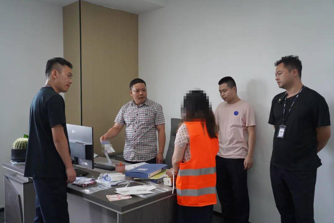 “大师”<strong></p>
<p>香港赛冯资讯</strong>，你算到自己今天被抓了吗？