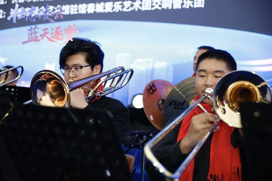 DNA彻底动了！全场跟唱<strong></p>
<p>香港赛冯资讯</strong>，这氛围太顶了！