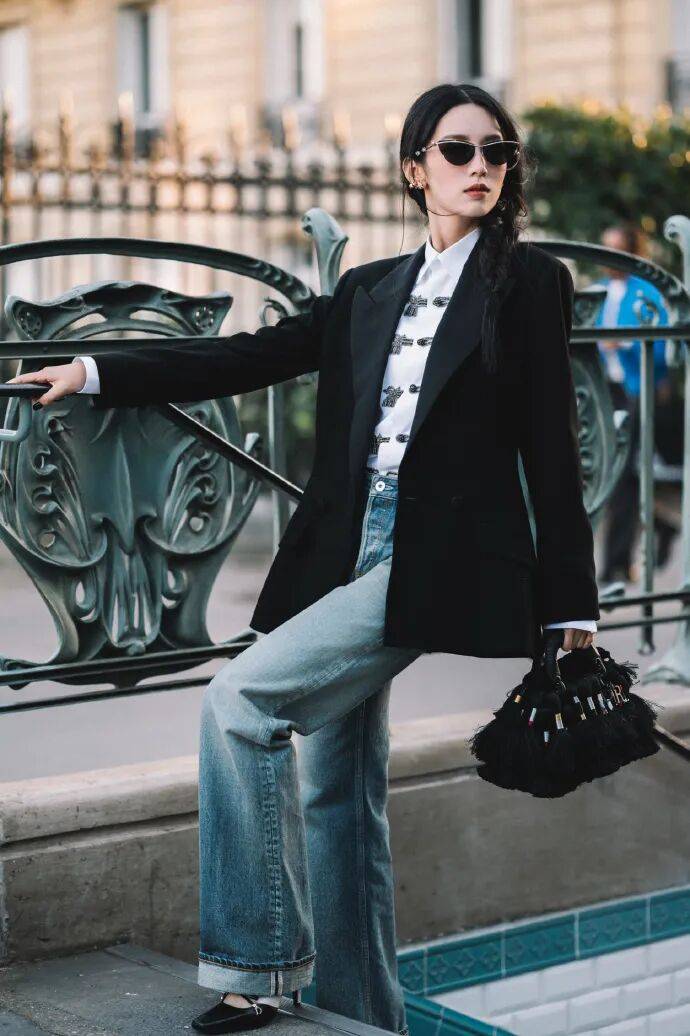 时装周上的女明星<strong></p>
<p>香港赛冯资讯</strong>，秋冬氛围感一键封顶！