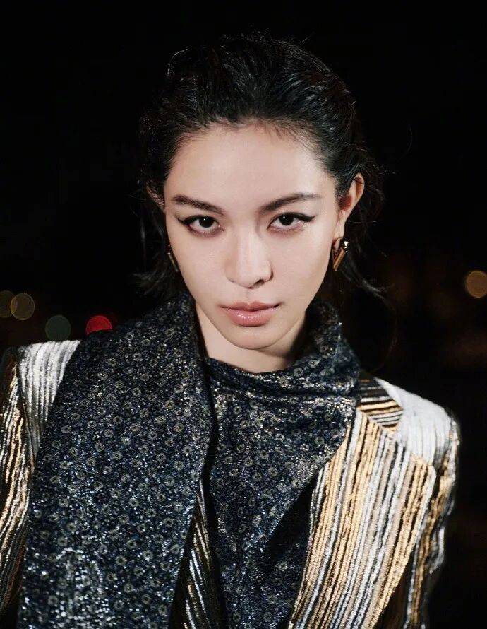 时装周上的女明星<strong></p>
<p>香港赛冯资讯</strong>，秋冬氛围感一键封顶！