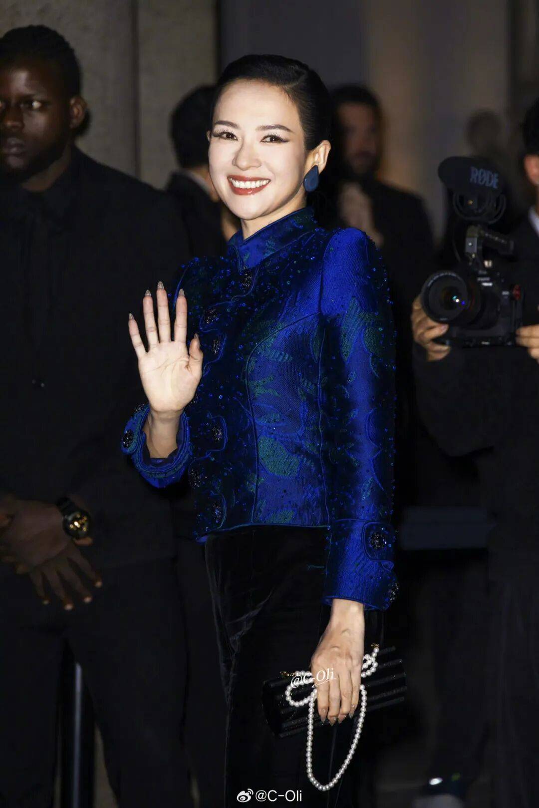 时装周上的女明星<strong></p>
<p>香港赛冯资讯</strong>，秋冬氛围感一键封顶！