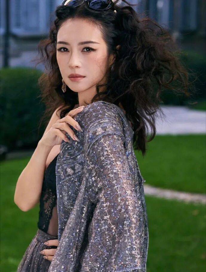 时装周上的女明星<strong></p>
<p>香港赛冯资讯</strong>，秋冬氛围感一键封顶！