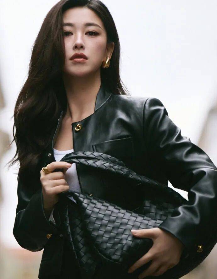 时装周上的女明星<strong></p>
<p>香港赛冯资讯</strong>，秋冬氛围感一键封顶！