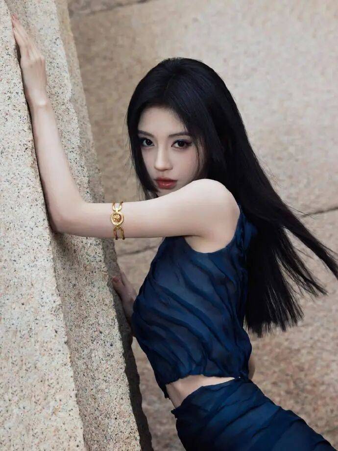 时装周上的女明星<strong></p>
<p>香港赛冯资讯</strong>，秋冬氛围感一键封顶！