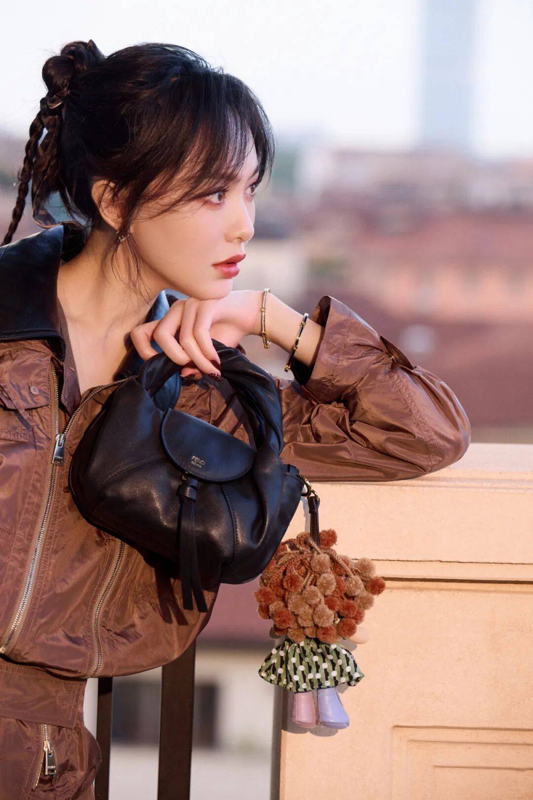 时装周上的女明星<strong></p>
<p>香港赛冯资讯</strong>，秋冬氛围感一键封顶！