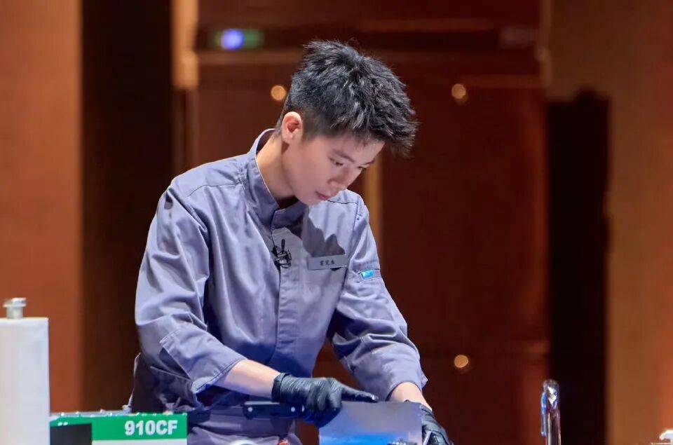 精致餐饮<strong></p>
<p>香港赛冯资讯</strong>，以饭封神 | 商业头条No.94