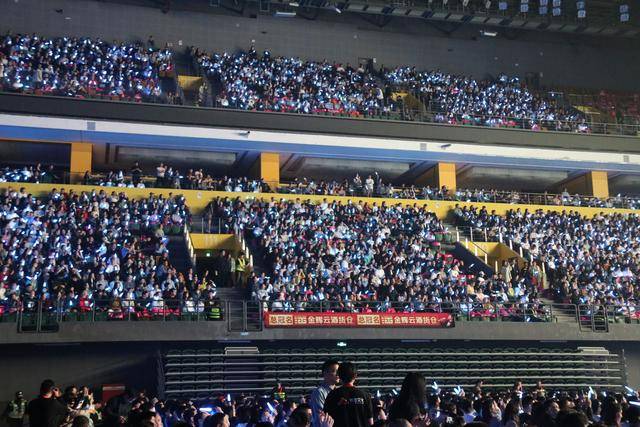 孙楠演唱会超燃舞台<strong></p>
<p>香港赛冯资讯</strong>！郑州万人合唱《红旗飘飘》