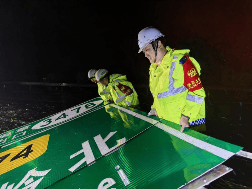 全力抢通中秋团圆路<strong></p>
<p>香港赛冯资讯</strong>，粤西14条受台风影响高速解封