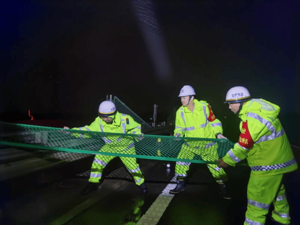 全力抢通中秋团圆路<strong></p>
<p>香港赛冯资讯</strong>，粤西14条受台风影响高速解封