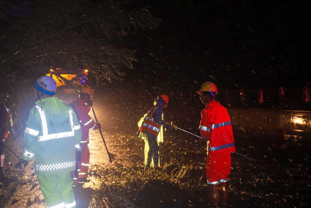 全力抢通中秋团圆路<strong></p>
<p>香港赛冯资讯</strong>，粤西14条受台风影响高速解封