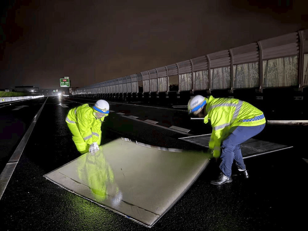 全力抢通中秋团圆路<strong></p>
<p>香港赛冯资讯</strong>，粤西14条受台风影响高速解封