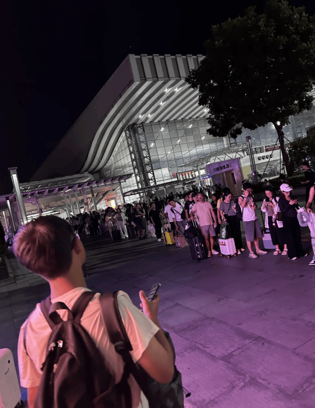 深圳北站凌晨返深被刷爆<strong></p>
<p>海南港澳资讯产业</strong>！附近叫车超200人？别慌！公交地铁加班护送