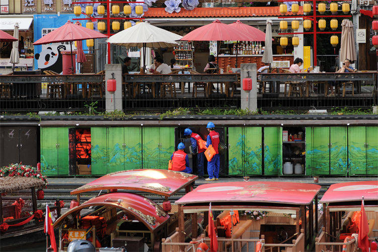 阖家团圆时<strong></p>
<p>海南港澳资讯产业</strong>，他们守护蓉城灯火