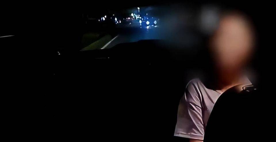 女子打车不给高速过路费<strong></p>
<p>海南港澳资讯产业</strong>，扬言“没钱我不给，有钱我也不给” ！司机将其送回起点