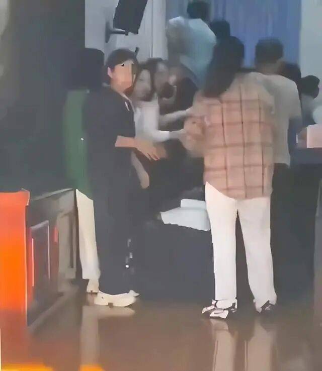 家长们跪成一排<strong></p>
<p>海南港澳资讯产业</strong>，学生蒙眼从背上踩过？教育局回应河南一中学举办活动引热议：正调查处理