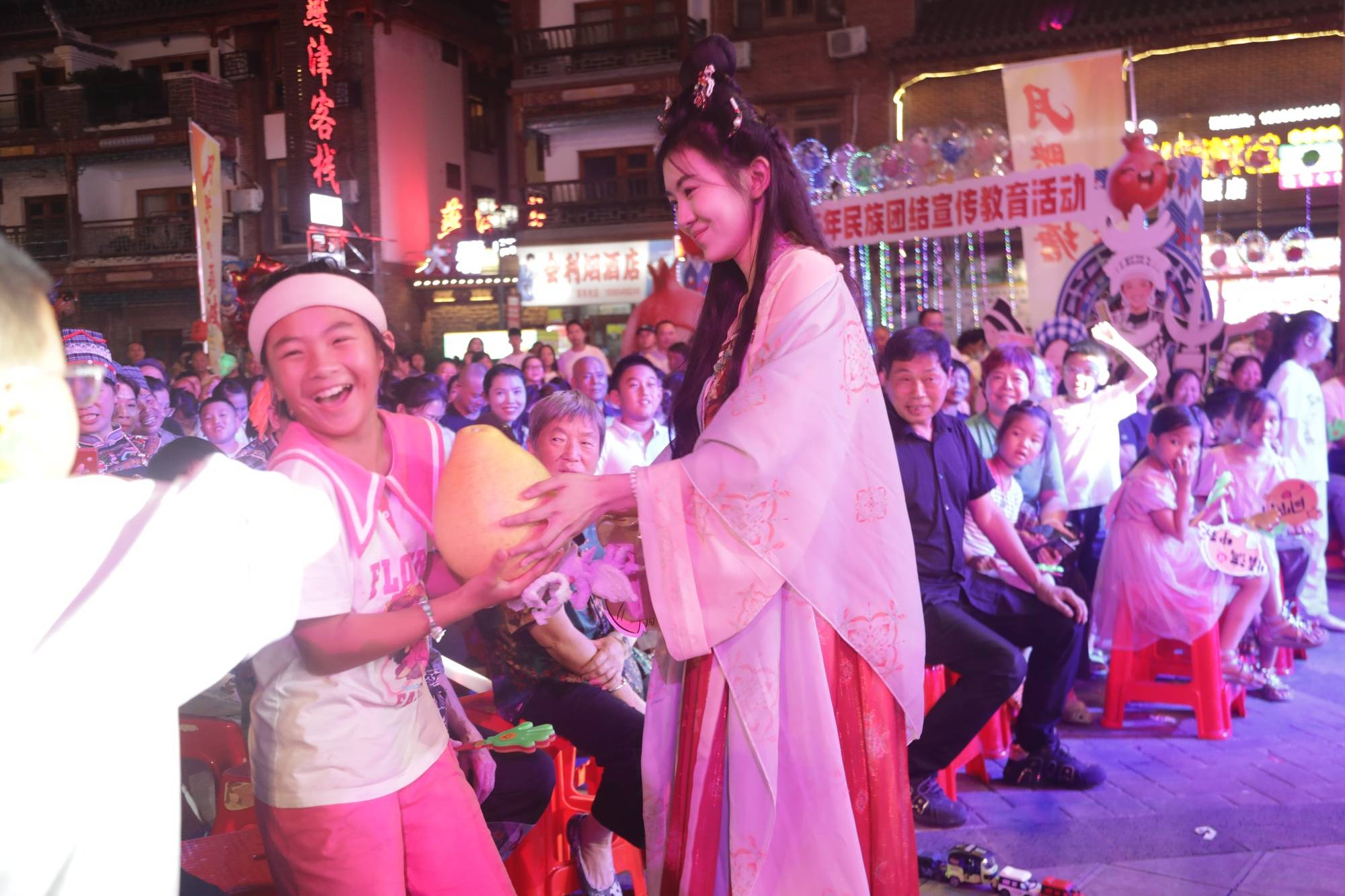 月映火塘 悦唱荔波<strong></p>
<p>海南港澳资讯产业</strong>！这场中秋音乐晚会点燃团圆夜