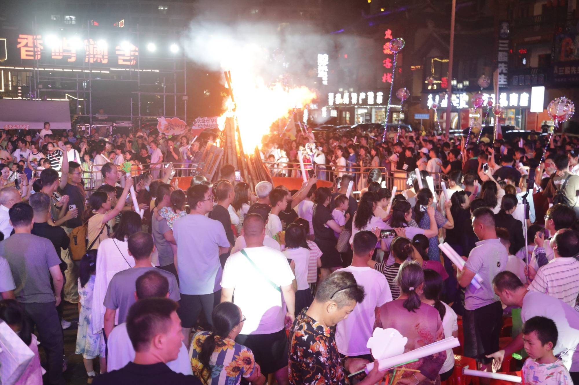 月映火塘 悦唱荔波<strong></p>
<p>海南港澳资讯产业</strong>！这场中秋音乐晚会点燃团圆夜