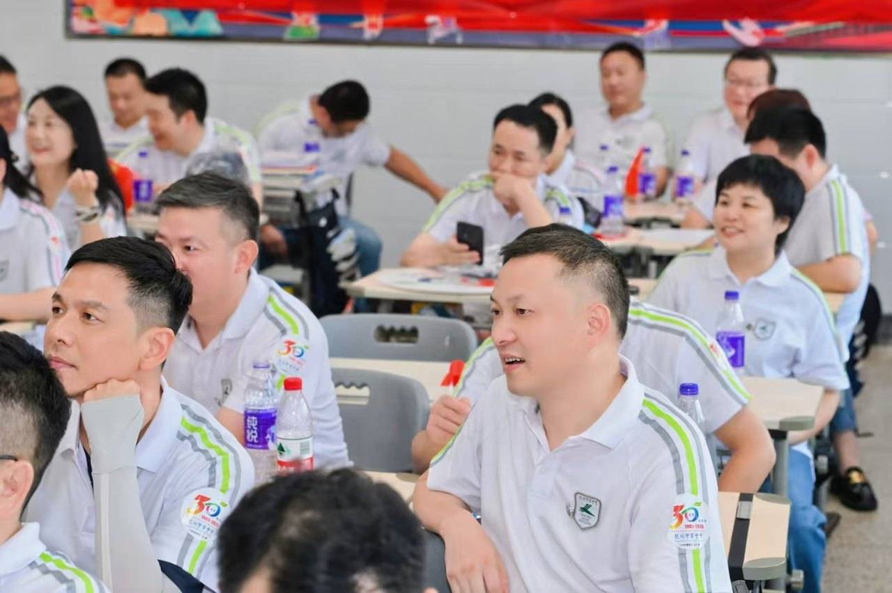 那个让老师骄傲的“调皮”班级！30年同学聚会<strong></p>
<p>江苏公务员考试资讯网</strong>，还伴有一封来自贵州的感谢信