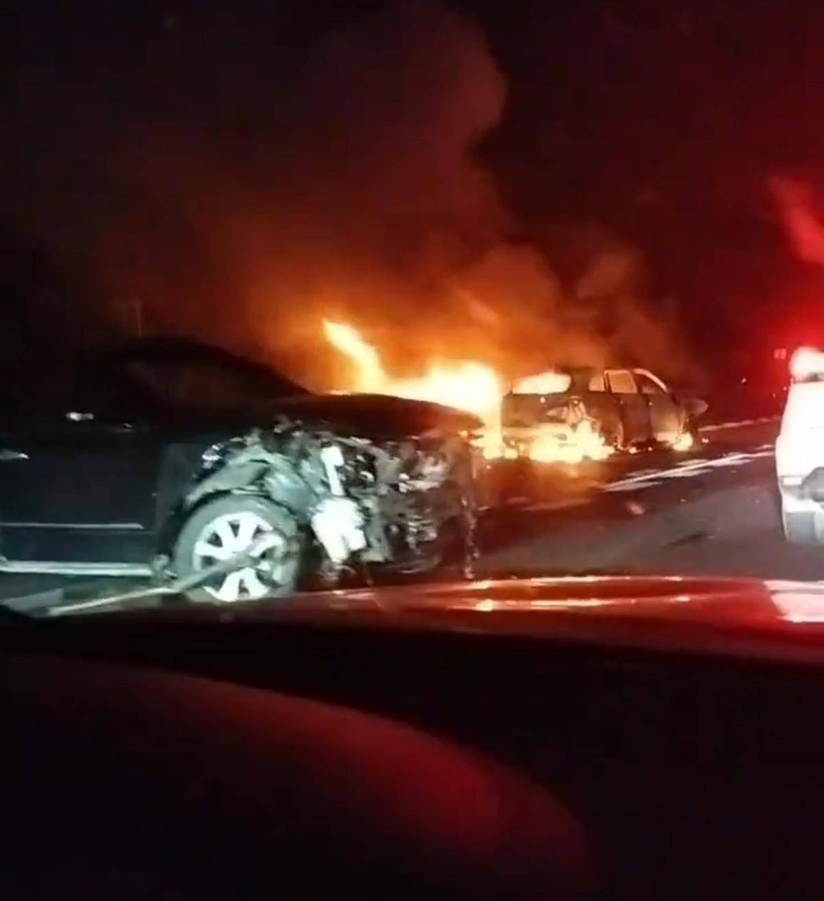 深南高速一车祸致2死3伤<strong></p>
<p>江苏公务员考试资讯网</strong>，一位目击者称车上有甩棍没有当场施救，事后得知两人死亡他“觉得好惭愧”