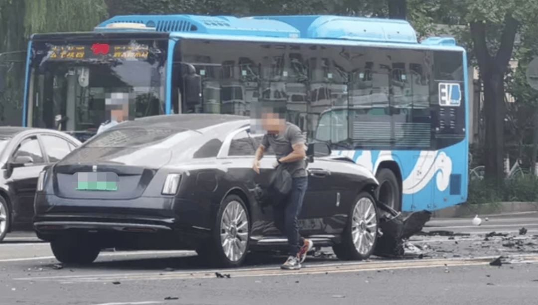 “劳斯莱斯逆行车祸”事件白车家属发声：“丈夫多处骨折！往后日子不知道怎么过”<strong></p>
<p>江苏公务员考试资讯网</strong>，陈震深夜再道歉，并回应“我方律师会全力配合”