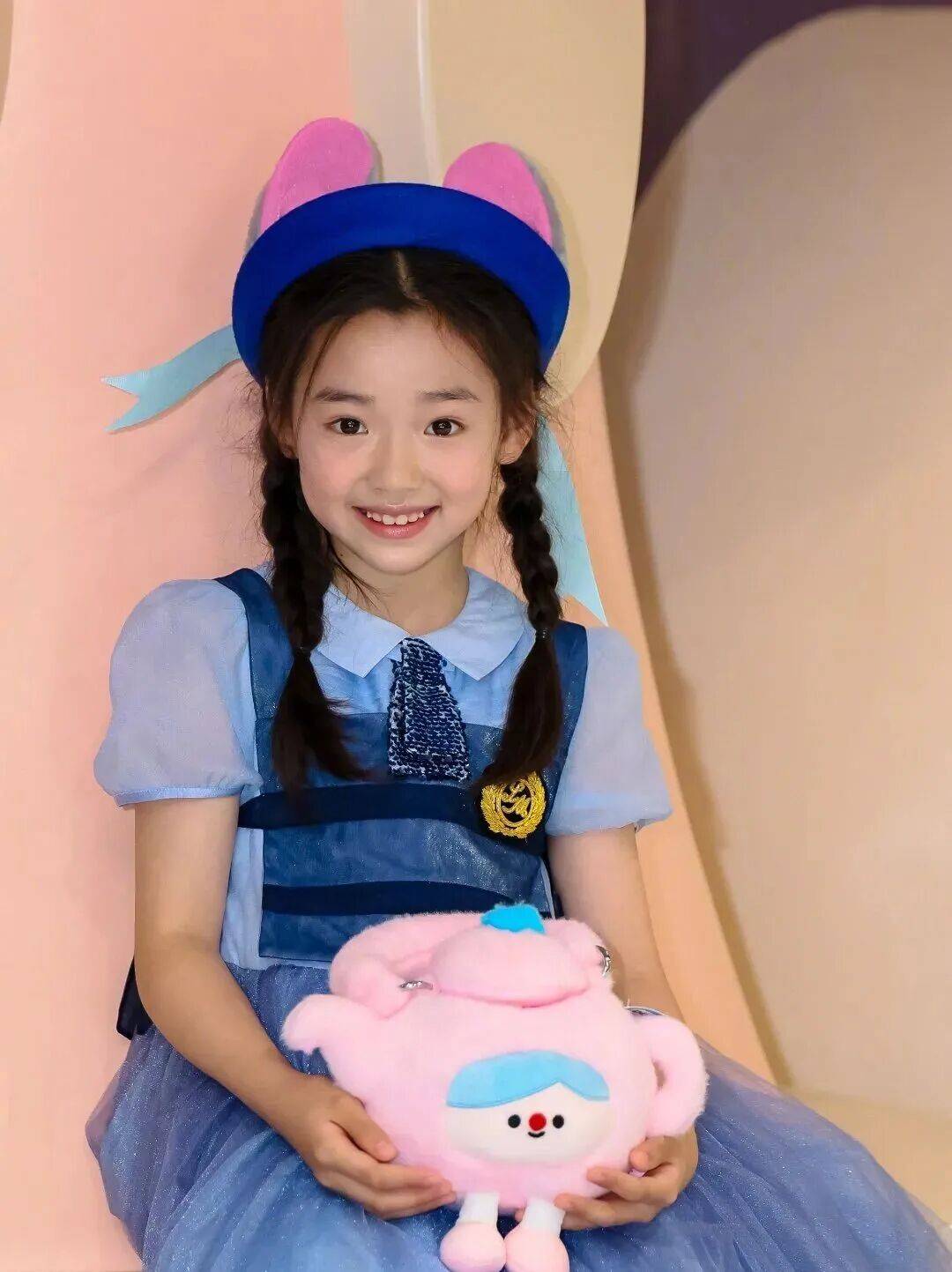 9岁小酒窝<strong></p>
<p>江苏公务员考试资讯网</strong>，大大方方成顶流