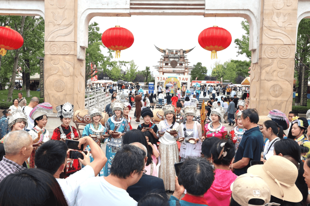 同比增长27%<strong></p>
<p>资讯网交易</strong>！双节假期天河潭景区接待游客超21万人次