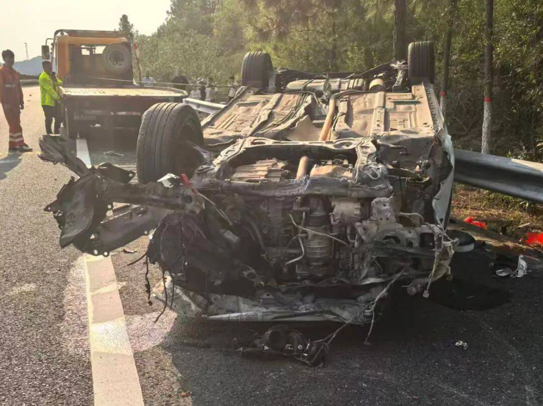 “我撒谎天打雷劈！”男子高速突然强行变道致翻车<strong></p>
<p>资讯网交易</strong>，反诬赖对方