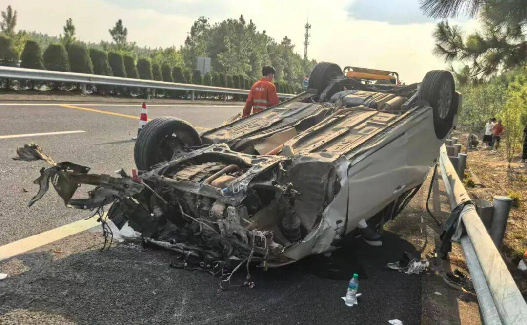 “我撒谎天打雷劈！”男子高速突然强行变道致翻车<strong></p>
<p>资讯网交易</strong>，反诬赖对方