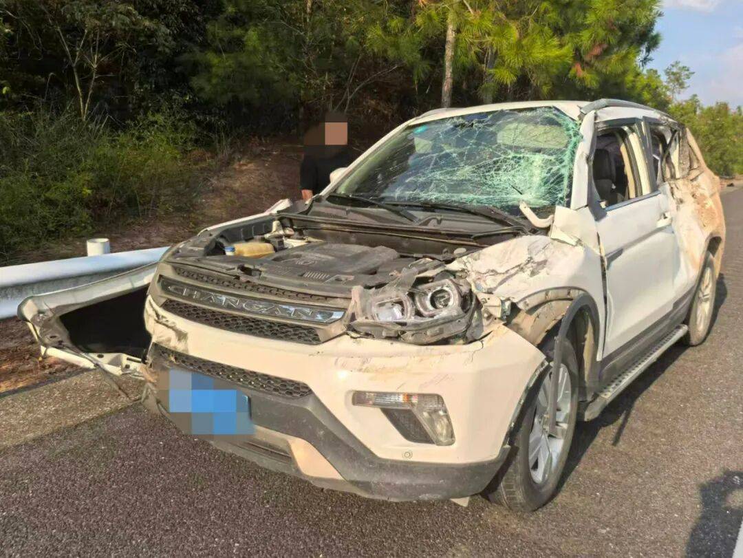 “我撒谎天打雷劈！”男子高速突然强行变道致翻车<strong></p>
<p>资讯网交易</strong>，反诬赖对方