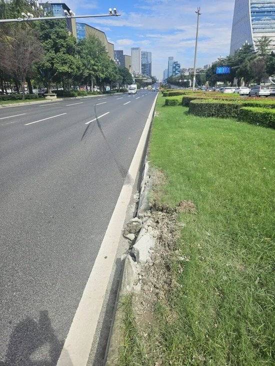 小米汽车失控起火司机遇难<strong></p>
<p>世界电影之旅</strong>，目击者称车速150km/h，实探事故地：燃烧留下的印记仍在