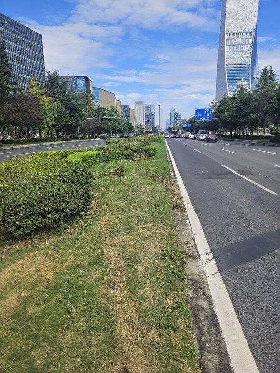 小米汽车失控起火司机遇难<strong></p>
<p>世界电影之旅</strong>，目击者称车速150km/h，实探事故地：燃烧留下的印记仍在