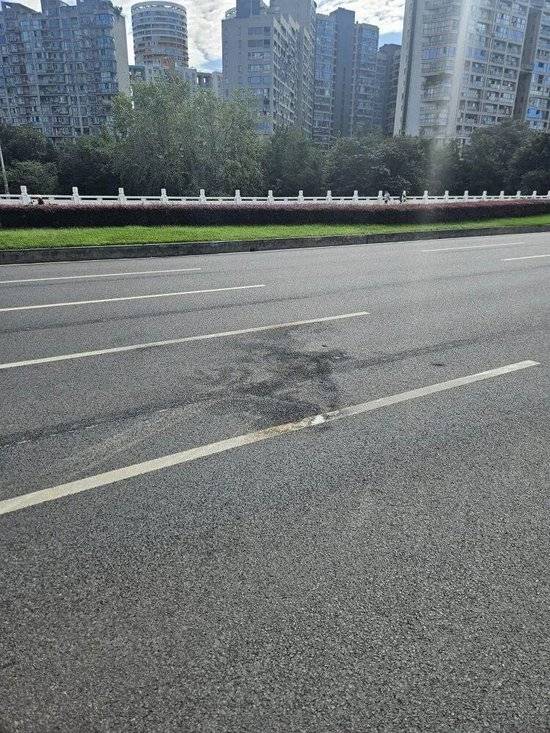 小米汽车失控起火司机遇难<strong></p>
<p>世界电影之旅</strong>，目击者称车速150km/h，实探事故地：燃烧留下的印记仍在