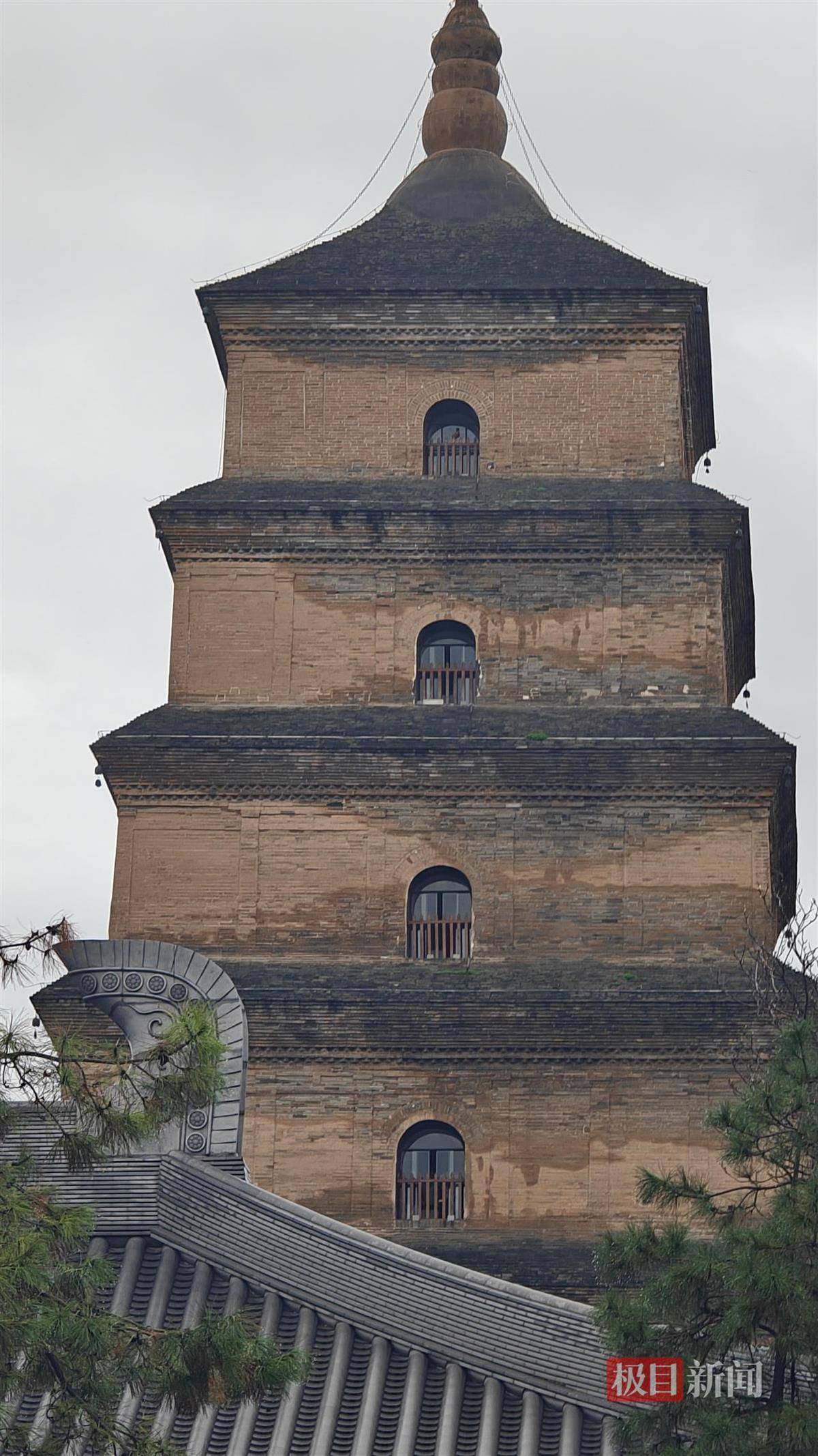 西安连续一个多月降雨遍地长蘑菇<strong></p>
<p>世界电影之旅</strong>，大雁塔受潮，城墙布满青苔，气象局解释成因