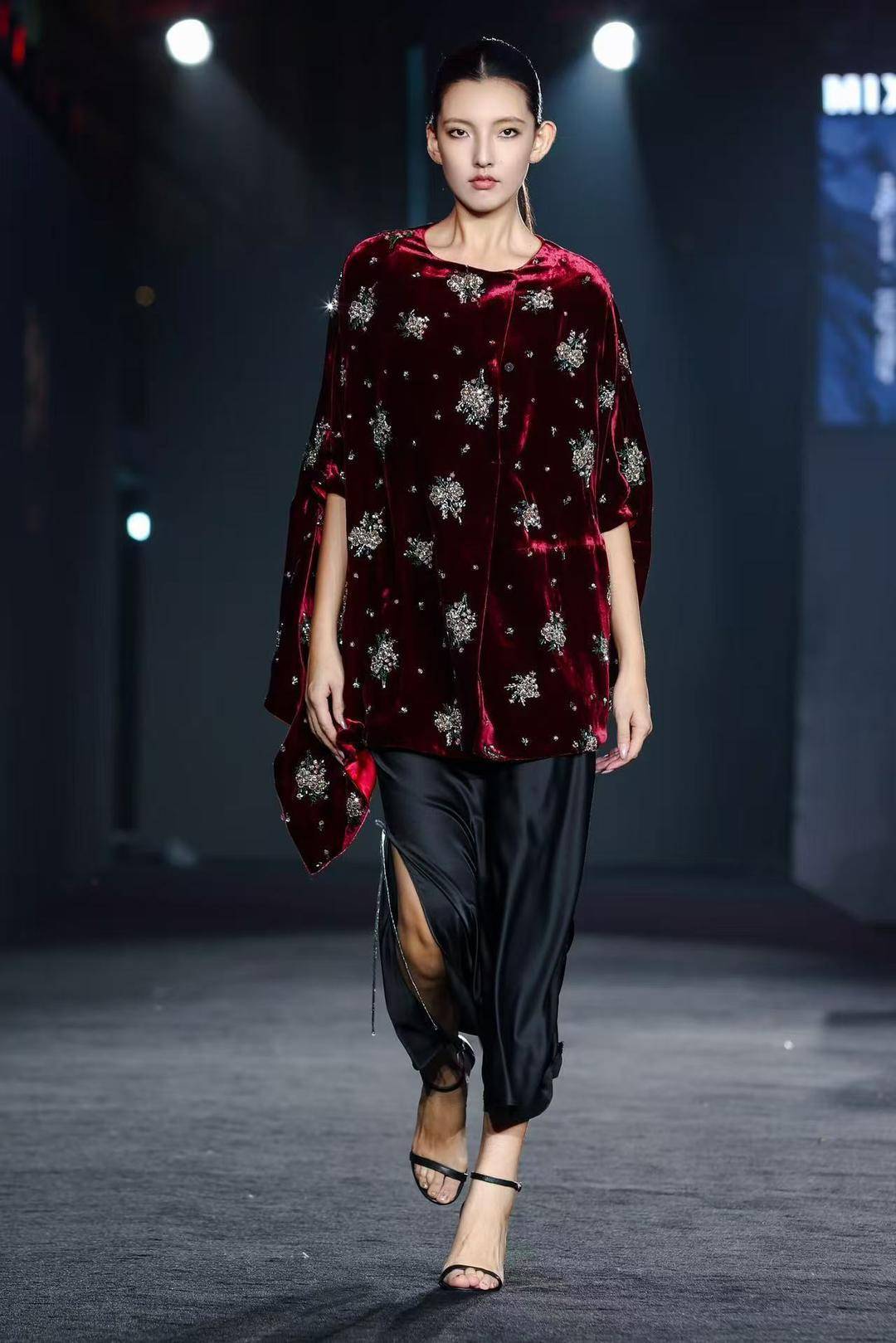 非遗惊艳、萌娃抢镜、大码模特出圈<strong></p>
<p>世界电影之旅</strong>！南京国际时尚周看点太密