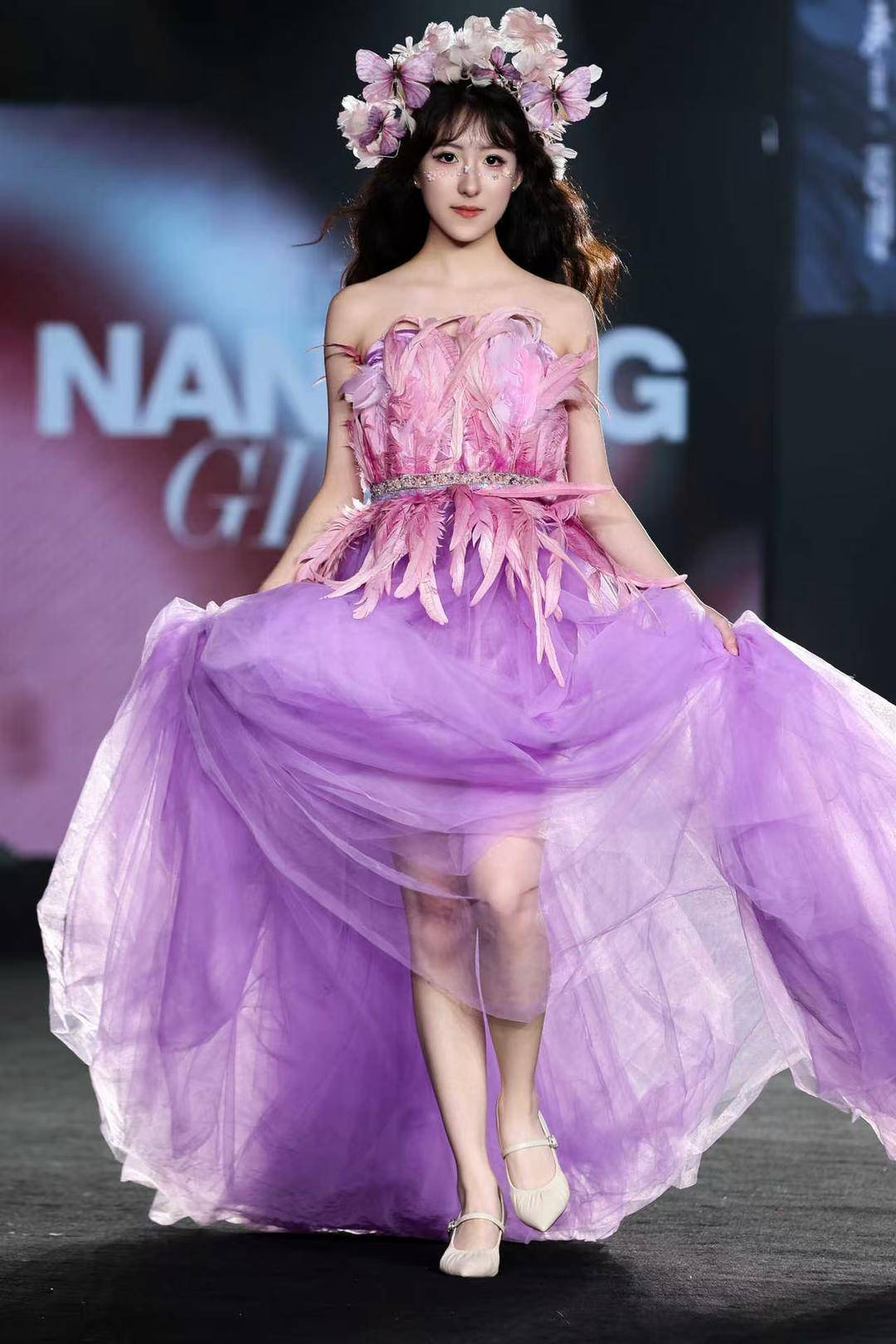 非遗惊艳、萌娃抢镜、大码模特出圈<strong></p>
<p>世界电影之旅</strong>！南京国际时尚周看点太密