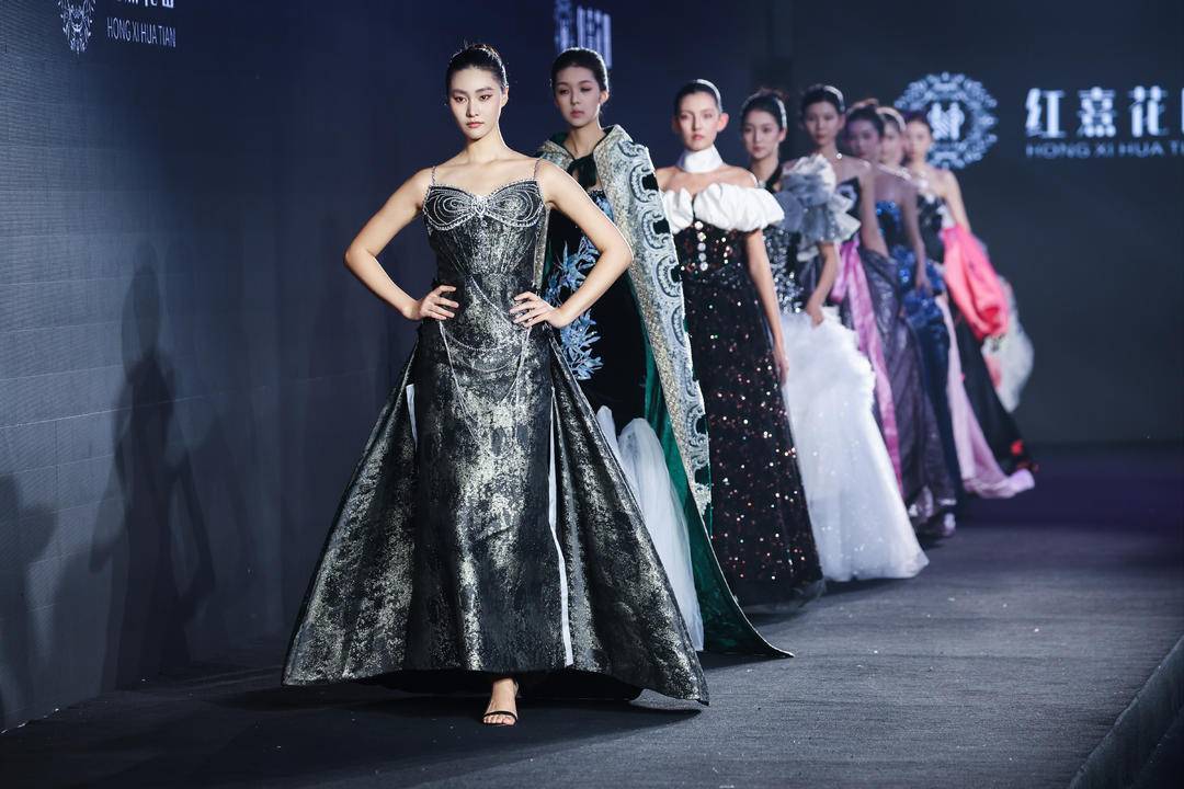 非遗惊艳、萌娃抢镜、大码模特出圈<strong></p>
<p>世界电影之旅</strong>！南京国际时尚周看点太密