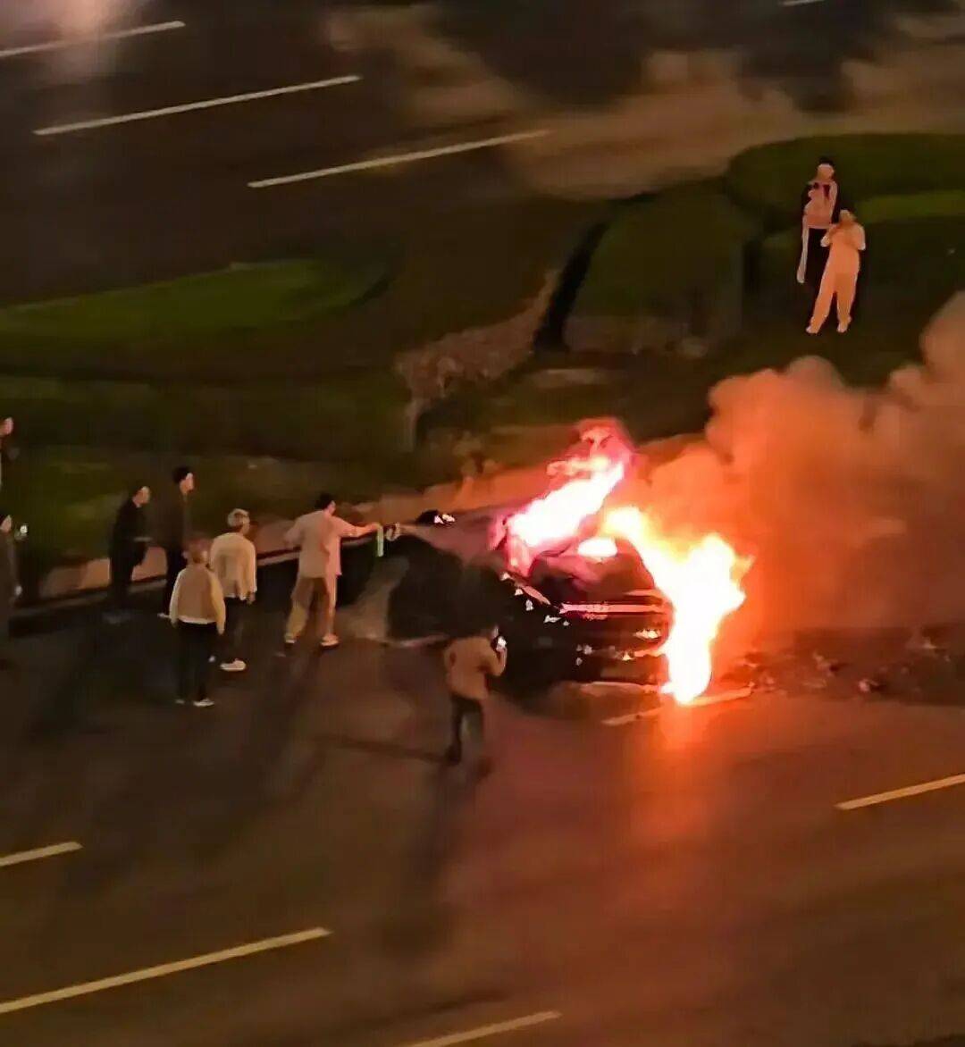 一辆SU7碰撞后爆燃<strong></p>
<p>世界电影之旅</strong>，多人救援未果！小米股价重挫近8%！