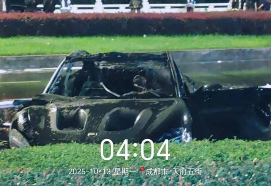 一辆SU7碰撞后爆燃<strong></p>
<p>世界电影之旅</strong>，多人救援未果！小米股价重挫近8%！