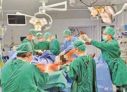 爆燃<strong></p>
<p>资讯快车</strong>！深圳一男子电动自行车充电30秒全身烧伤90%