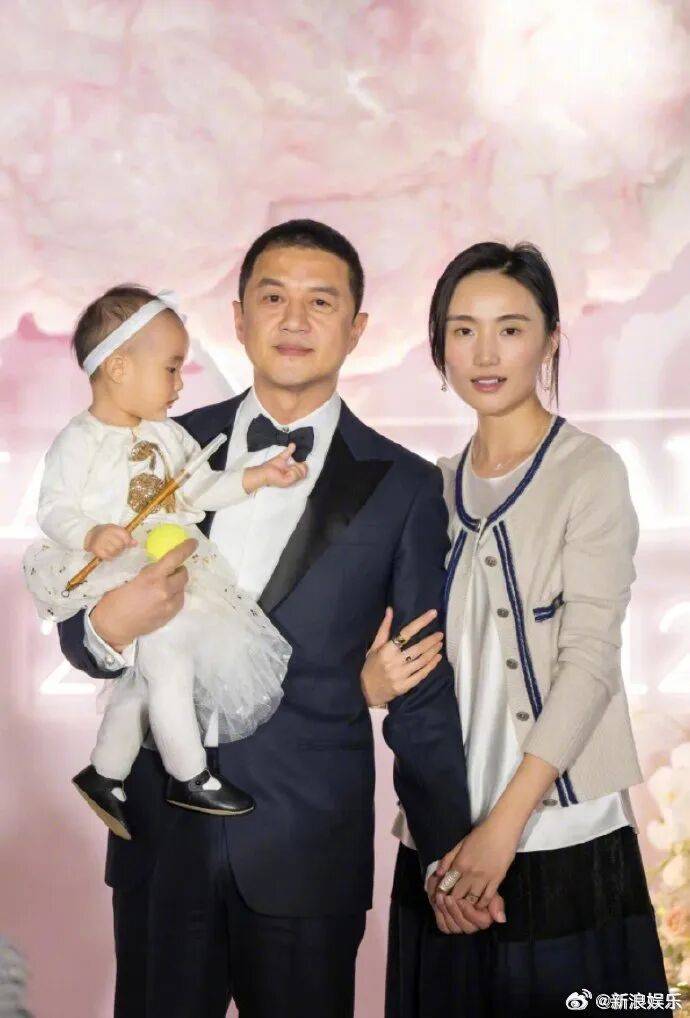 李亚鹏官宣与海哈金喜离婚：已经办理了离婚手续<strong></p>
<p>资讯快车</strong>，孩子跟随母亲生活，由双方抚养