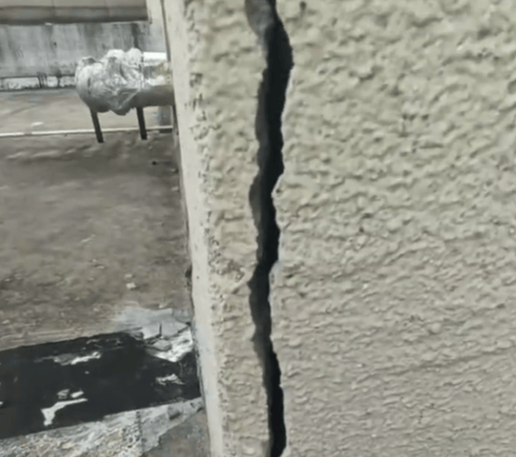 安徽一业主私挖300平米地下室致32户房屋开裂<strong></p>
<p>资讯快车</strong>，律师：承担各项责任，严重可追刑责