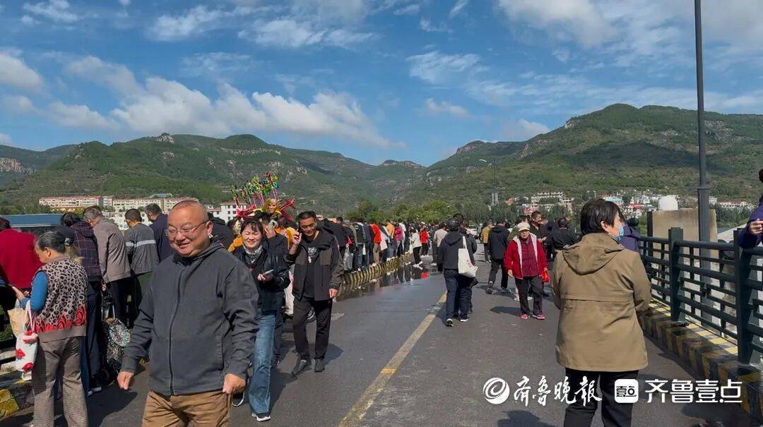 “鱼多得数不过来<strong></p>
<p>资讯快车</strong>，一网子下去能捞好几条”济南锦绣川水库开闸放水，大量鲢鱼被冲出，工作人员：禁止捕捞！