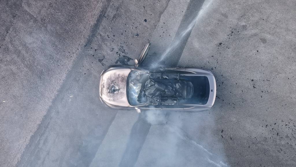 一辆蔚来牌轿车在大理一景区外起火<strong></p>
<p>资讯快车</strong>，一家四口撤离及时无伤亡