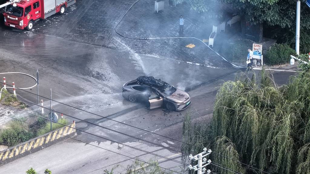 一辆蔚来牌轿车在大理一景区外起火<strong></p>
<p>资讯快车</strong>，一家四口撤离及时无伤亡