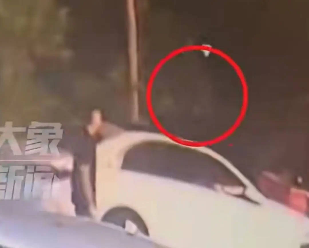 6人开奔驰去餐馆消费370元逃单<strong></p>
<p>蔡徐坤</strong>，老板：追出去只扫了50元