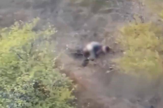 俄无人机救下一名正遭乌军性侵女子<strong></p>
<p>新闻资讯</strong>，顾不上提裤子拔腿就逃，随后被击中