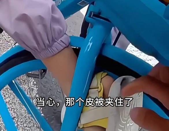 看着都疼<strong></p>
<p>新闻资讯</strong>！上海街头一男子突然求助：10岁女儿被死死卡住！这个行为太危险→